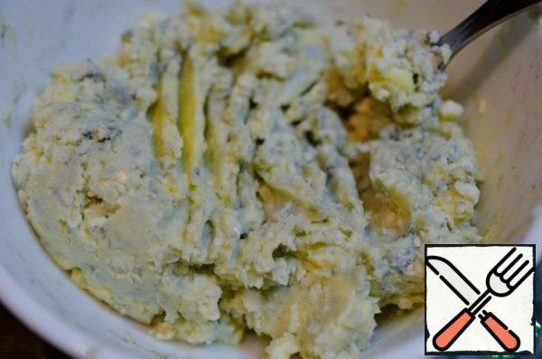 Cheese with mold mash with a fork with 50 g of oil.