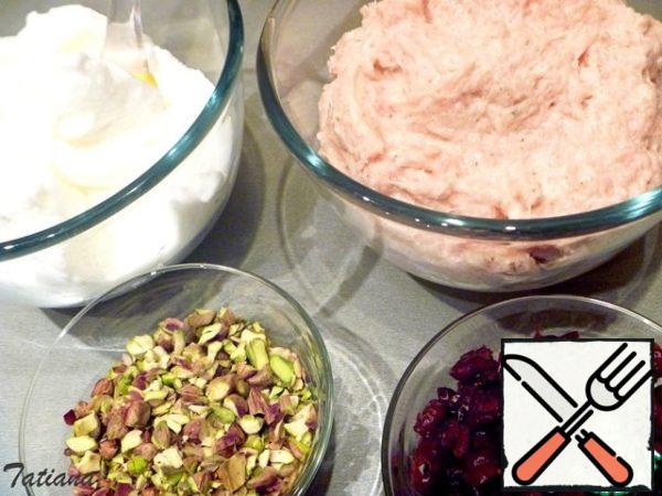 Stir, mass of well "repel", stir half measures cranberries and pistachios, then spoon stir whipped proteins. Put the minced meat in the refrigerator for 1 hour.
Baking dish (preferably glass or ceramic) "generously" grease with butter, put a lot of Turkey, top spread the remaining cranberries and pistachios, on top-pieces of the remaining butter.