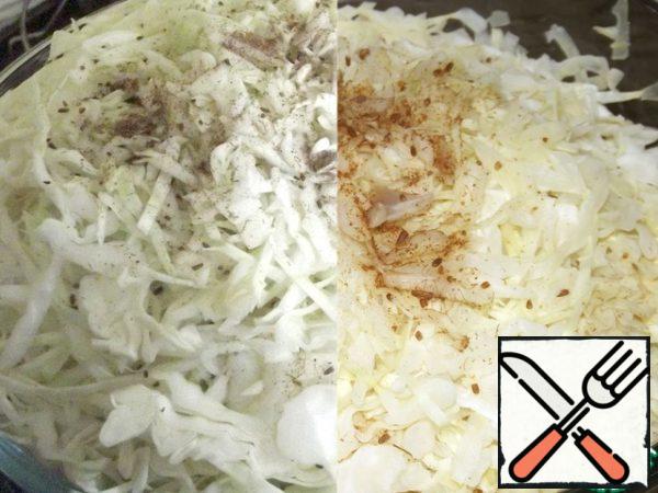 Chop the cabbage, put it in a glass container for a microwave oven, sprinkle with ground cumin and bake in a microwave oven (with a microwave power of 900 watts) for 10 minutes.)
