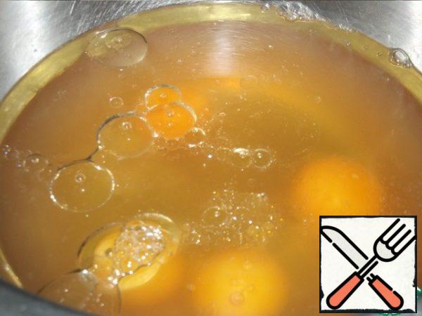 At this time, prepare the dough. Mix eggs, wine, vegetable oil, salt.
