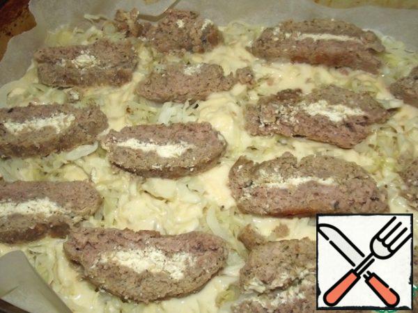 Put in a baking dish (rectangular 25X35 cm) a third of the dough, on top of a layer of cabbage (half). Lay out any meat stuffing, I have meat loaf with feta. On top of the remaining cabbage and pour the dough, level.