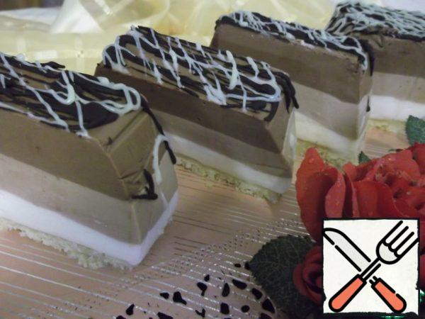 Cut the dessert with a sharp long knife, wiping the blade with a napkin so as not to smudge the beautiful pattern.