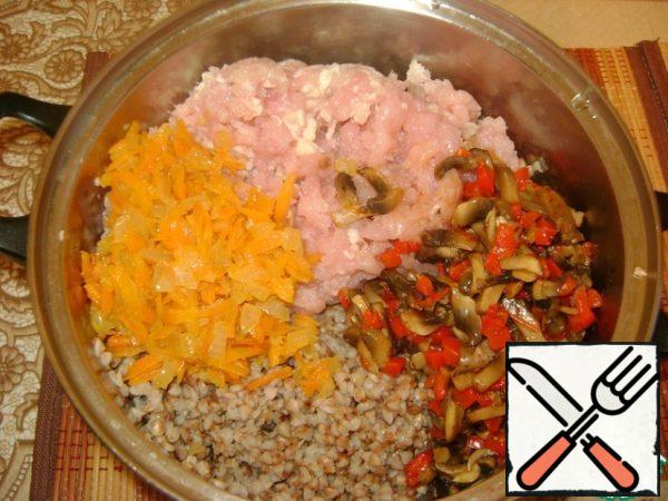 Put the cooled-down buckwheat, vegetables and minced meat in a saucepan.