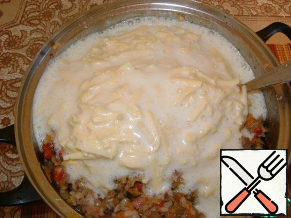 Add the cheese and egg mass to the rest of the ingredients, mix well again.
