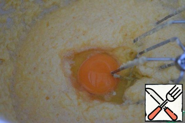 Enter into the oil mixture, one, 3 eggs, whipping after each addition.