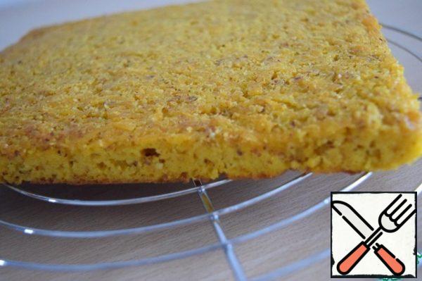 The finished cake is cooled on the grill.
