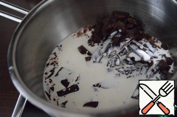 Pour 100 ml of heavy cream into a saucepan. There also pour coarsely chopped chocolate on the stove and bring to a complete dissolution of chocolate (do not boil!).
Remove the pan from the stove and cool for 5 minutes, stirring frequently.