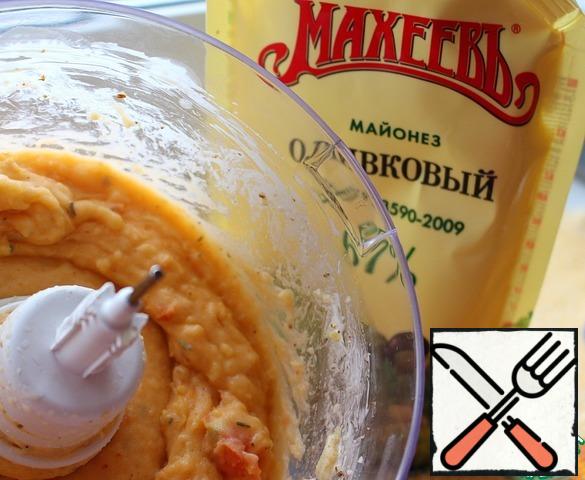 Add 1 tomato, 1 tbsp mayonnaise and 1 tbsp sour cream and salt to the potatoes. Grind in a blender until smooth. (Those who are against baking of mayonnaise, put mayonnaise instead of sour cream.)