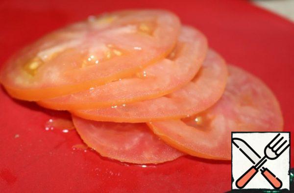 Cut the tomato into thin slices.