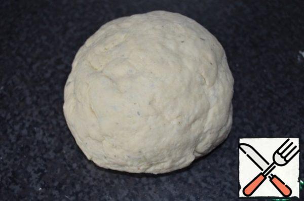 The dough should not be too clogged with flour, but also should not stick to the hands.
