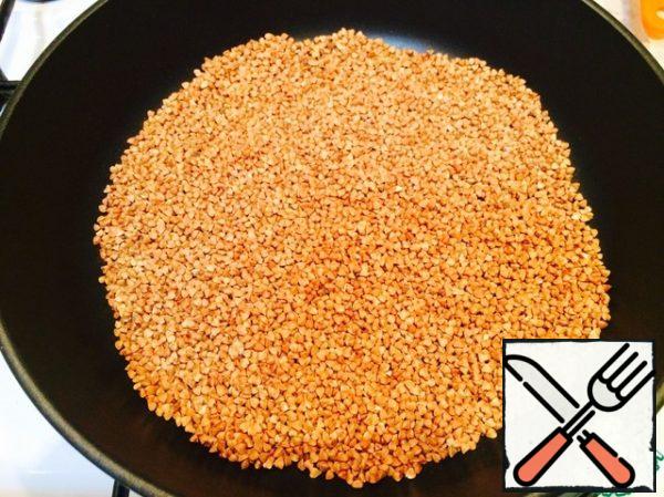 Fry buckwheat in a pan without oil.