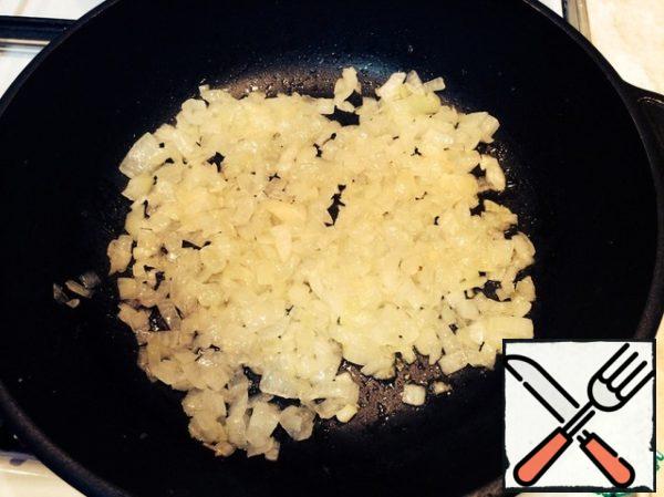 In another pan, caramelize the onion with sugar. I put in a lot, you can take less.
