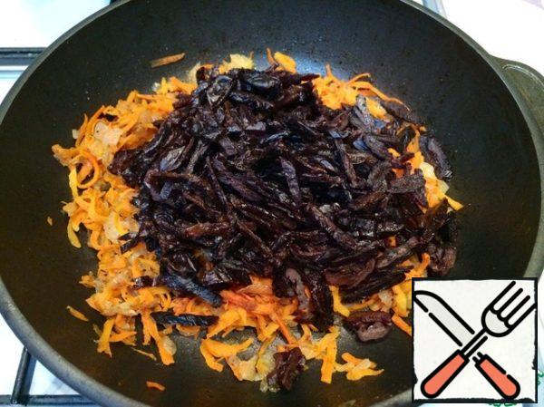 Now lay the spices: nutmeg and ground black pepper (this is the moment when you already feel the flavor of the dish!), cut into strips prunes, add a little water and simmer for 10 minutes.