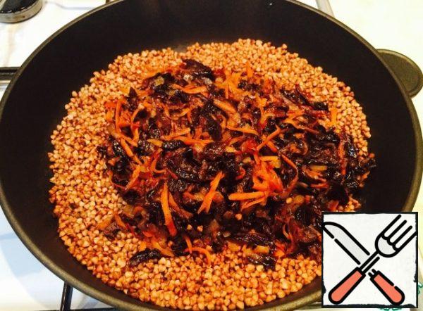 We transfer our fragrant casserole to buckwheat, mix and fill with water. It takes me 1.5 cups (buckwheat should be slightly uncoated). Bring to a boil, add salt to taste. Reduce the heat to low and cook under a closed lid until the buckwheat is ready, about 15 minutes, until all the broth is absorbed. This buckwheat porridge is perfect for chicken and meat and is very, very tasty in Lent.