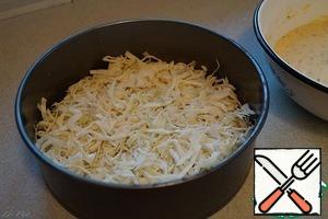 Lubricate the form of oil and put shredded cabbage (if the cabbage is winter, then slightly mash with your hands).