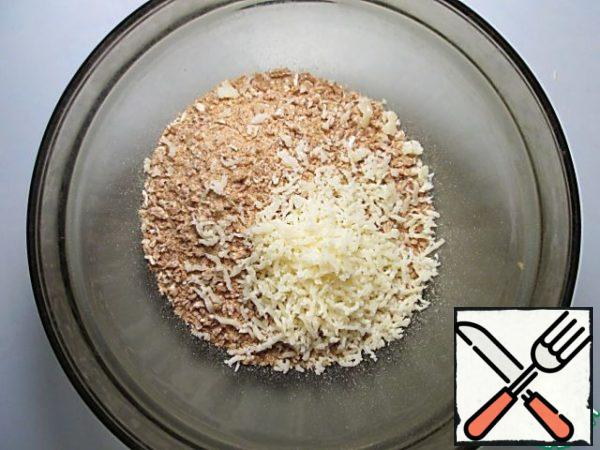 Add to the crushed bread grated hard cheese and melted butter, stir. If the loaves do not contain fats at all and the "dough" from them even after adding the oil turns out to be too crumbly, add a little milk to make it better to keep the shape.