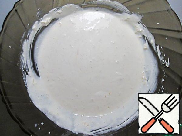 Cheese, garlic, soft cheese and sour cream to grind in a blender to obtain a smooth mass. Gelatin is soaked in water for the allotted time. Add soy sauce and grated hard cheese to the curd mass and mix.