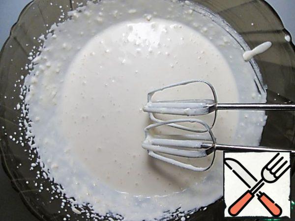 Gelatin is melted to dissolve the crystals, but do not bring to a boil. Pour the melted gelatin in a thin stream under the rotating blades of the mixer. Put the bowl in the refrigerator for a few minutes, so that the cream had a little "grab".