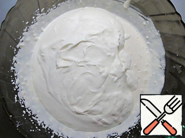 Chilled cream whisk in a fluffy foam, add to the cheese mass and mix gently.