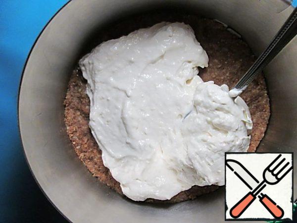Spread 1/3 of the cheese cream on the terrine base to smooth it out.

