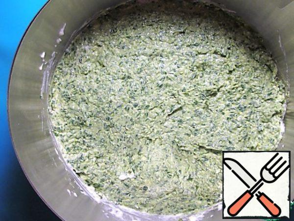Spread half of the cream with pesto, a third of the cheese cream, then in the same way alternate the layers. Remove the cake in the refrigerator for at least three hours to solidify it.