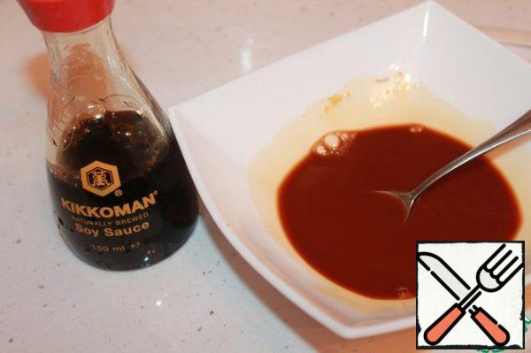 Make the marinade. To do this, mix soy sauce Kikkoman and starch.