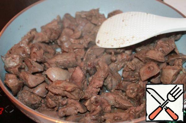 Liver fry in a pan on a small amount of vegetable oil for about 5 minutes on high heat.