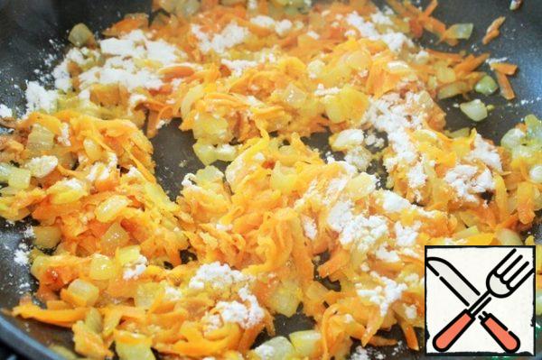 Wash the carrots and onions, feel them. Cut the onion into cubes. Grate the carrots on a coarse grater. Melt the butter in a frying pan and fry the onion and carrot over medium heat until soft. Sprinkle the vegetables with salt, stir and simmer for 1-2 minutes.