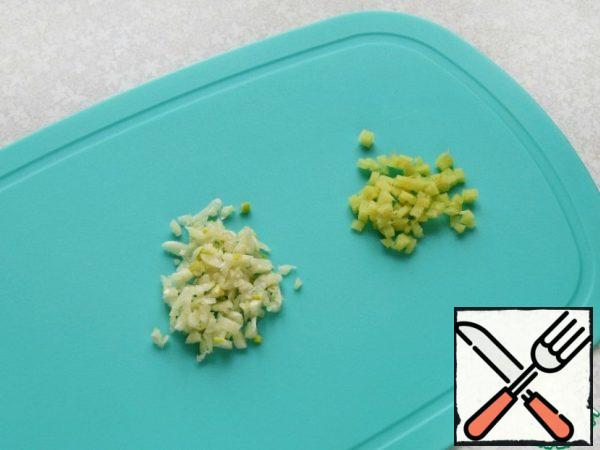 Peel the ginger and garlic and finely chop.

