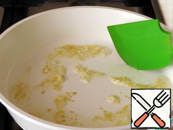In a heated pan, fry garlic and ginger in vegetable oil for 1 minute.