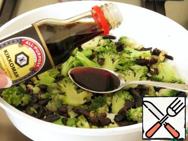 Next to broccoli and mushrooms add soy sauce, wine, diluted starch, pepper mixture, knead a couple of pinches of cumin. Stir, let the sauce thicken a little and remove from heat. Then all shift to a dish, sprinkle with sesame seeds, and can be served.