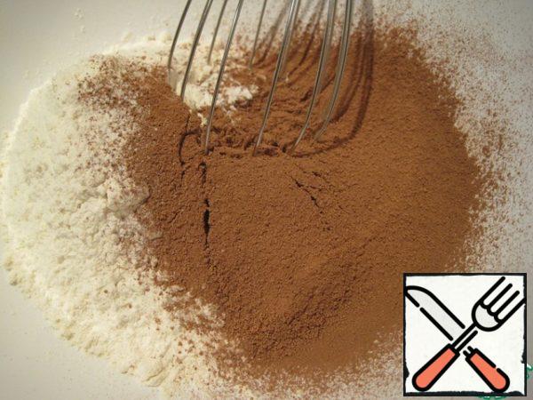 Separately melt 85 grams of chocolate and 85 grams of butter. In another bowl, whisk the eggs with vanilla, coffee and sugar. Beat until the mixture becomes thicker. Then add the melted butter and chocolate. All liquid components are mixed until a homogeneous mass is obtained.
