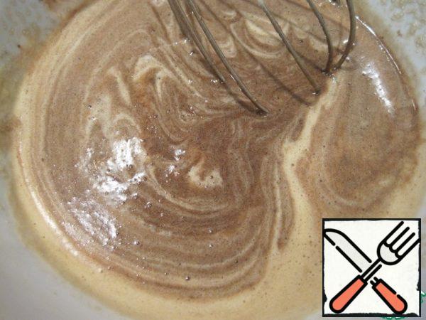 Separately melt 85 grams of chocolate and 85 grams of butter. In another bowl, beat the eggs with the addition of vanilla, coffee and sugar. Beat until the mixture becomes thicker. Then add the melted butter and chocolate. All liquid components are mixed until smooth.