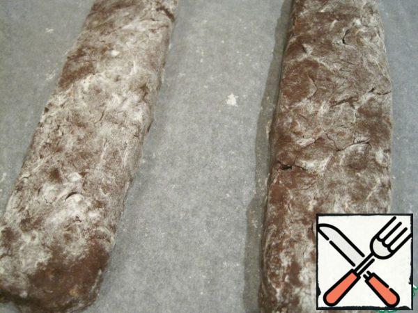 Divide the dough in half and form two long narrow loaves. Just press the loaves with your hand so that the shape becomes more flat and rectangular. The dough turned out sticky, so we use flour for molding. Place the loaves in the preheated oven for about 30 minutes. The finished loaves in the middle will be soft when pressed.
