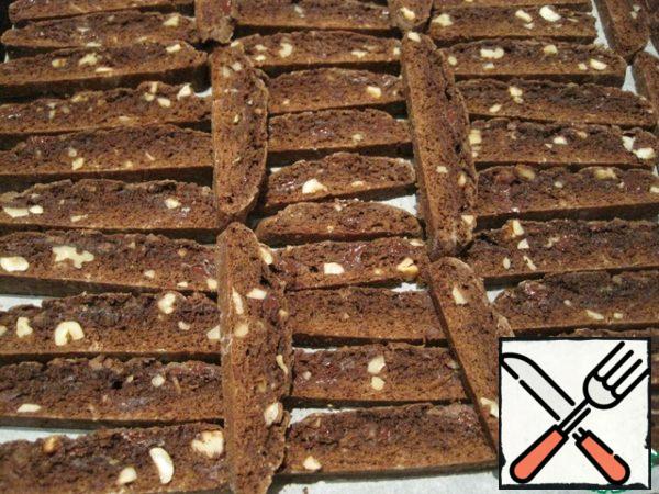 Place the slices on a baking sheet lined with baking paper and dry them in the oven for 20 minutes.
