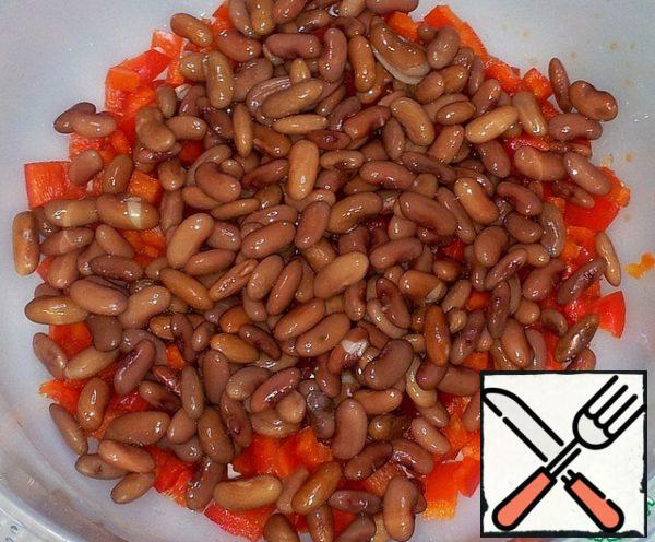 Beans soaked for 15 hours. When soaking it is well swollen. Cooked it for 35 minutes. Washed beans under running water and poured into a bowl of pepper.