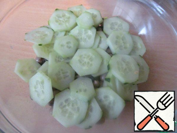 On the liver to put cucumbers, cut into slices.