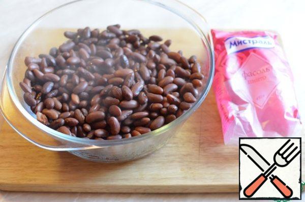 Despite the fact that the recipe I have indicated that you need 5 tablespoons of boiled beans, I soaked and boiled with a pressure cooker (program "beans" 40 minutes) the entire package of beans. Distributed beans portions of the bags and sent to the freezer, as necessary, I will get it and use. Very convenient.