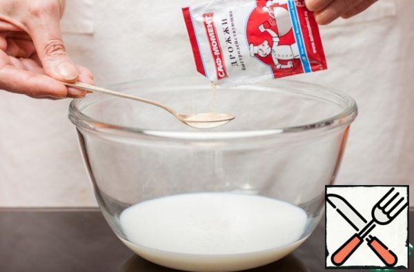 Heat milk to 38C, add sugar and dry yeast, stir, leave until foam caps.