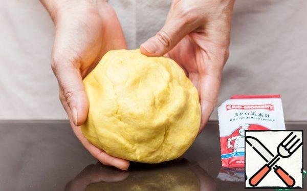 In a bowl, sift flour with salt and turmeric, pour in the milk-yeast mixture and melted butter, knead the dough. It will be soft, not sticky to the hands, it is a pleasure to work with it. Cover the bowl with a towel, put it in a warm place to rise for an hour. The dough should increase by 2 times. I usually put it in the oven and turn on the light bulb. There are no drafts in the oven, and the heat from the electric bulb is enough to evenly lift the dough. If there is no light bulb, turn on the oven for 3-5 minutes so that the walls are slightly warmed up, turn off the fire, check with your palm whether the air inside is too hot, and only then put the dough to rise.