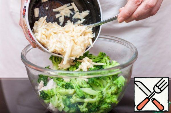 Mix the chicken, ham and broccoli in a bowl. Separate the yolk from the protein. Leave the yolk to lubricate the surface of the cake, and the protein must be whipped with a spoonful of grainy mustard and grated cheese. Add the egg-cheese mixture to the rest of the filling, add a little salt, pepper and mix. The filling is ready.