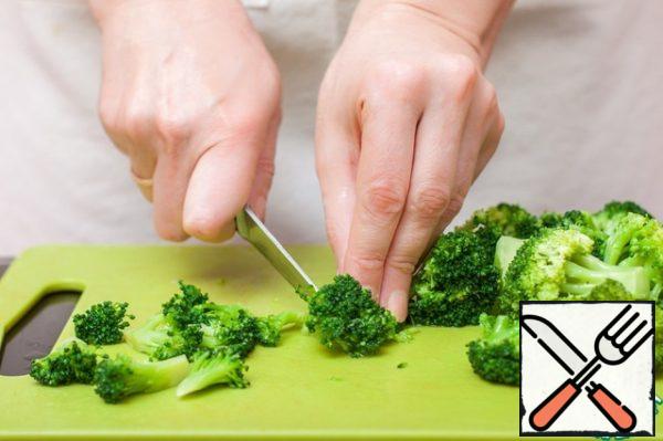While the dough is rising, prepare the filling. Boil the broccoli in boiling salted water for 4-5 minutes, put it in a colander, let the water drain, then divide into small inflorescences. Broccoli should be slightly crispy, don't overcook it!