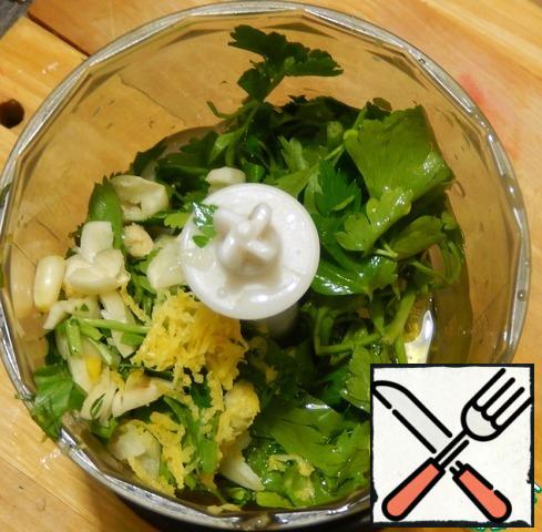 Prepare vitamin dressing, put in the chopper parsley, garlic, zest with half a lemon and squeeze the juice, add olive oil.  Chop.