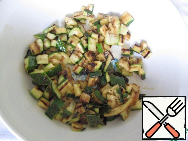 Cut the zucchini into slices and fry on the grill with the addition of a tablespoon of olive oil. Zucchini also cut into cubes.
