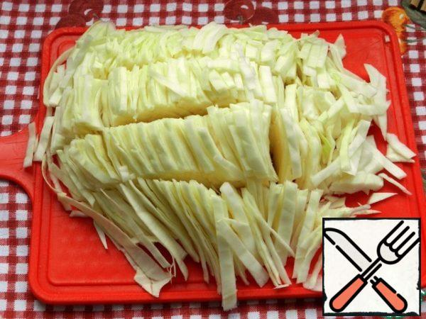 It's simple: cabbage cut. Pour into a container in which you will mix the salad.