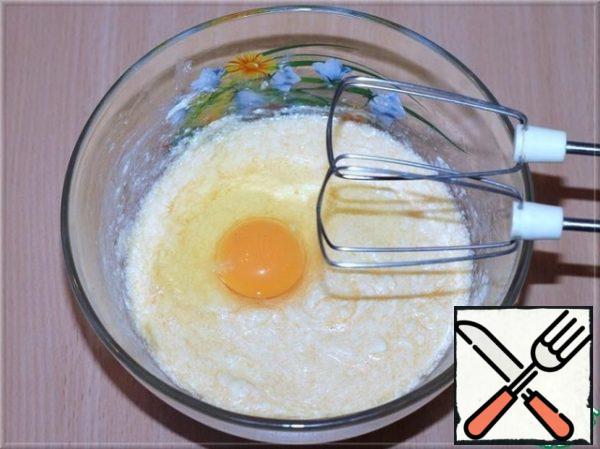One to enter the eggs, each time whipping the mass until smooth.