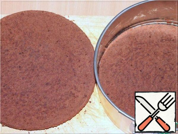 Cut the pie into two pieces. I cut the thread.
Soak the cakes a little with fruit syrup. We believe that we will get a souffle, excess moisture is not needed.