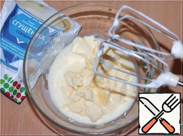 Beat with a mixer soft butter with condensed milk until smooth. The resulting cream is removed to the side.