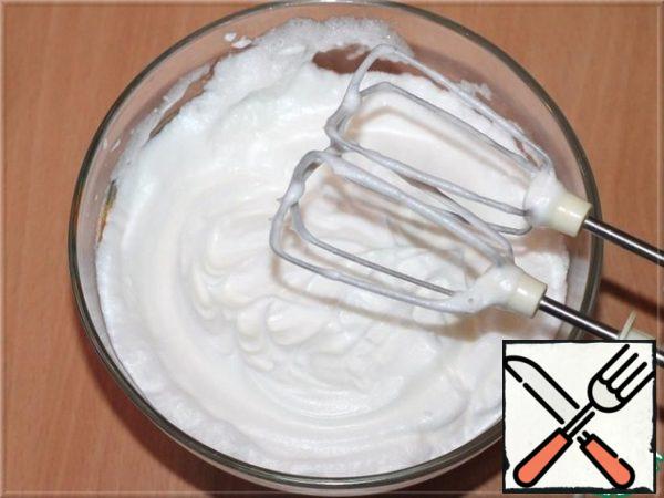 Beat the cooled egg whites with a small pinch of salt until stable peaks. In the process of whipping, add the remaining citric acid (1/2 part).
