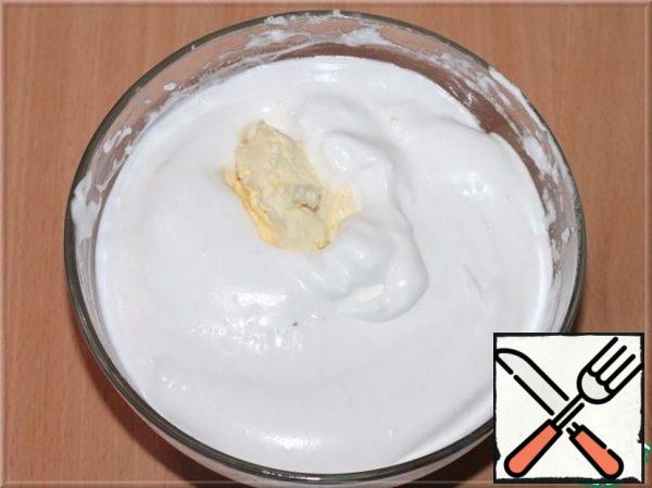 Protein and gelatin cream gently one tablespoon oil enter - butter - milk cream, stir. The mixture will settle a little, but still remain air.